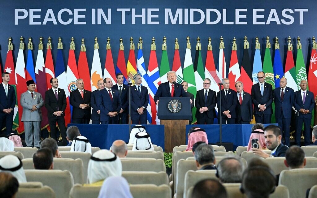 Le président américain Donald Trump (au centre) s'exprimant lors du sommet pour la paix, à Charm el-Cheikh, en Égypte, le 13 octobre 2025. (Crédit : Saul Loeb/AFP)
