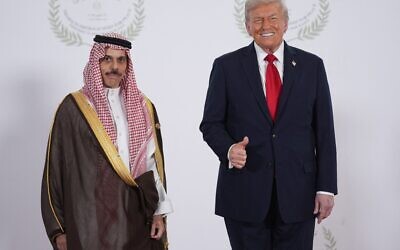 Le président américain Donald Trump, à droite, salue le ministre des Affaires étrangères saoudien, le prince Faisal bin Farhan Al Saud, lors d'un sommet sur Gaza à Charm el-Cheikh, le 13 octobre 2025. (Crédit : Evan Vucci / POOL / AFP)