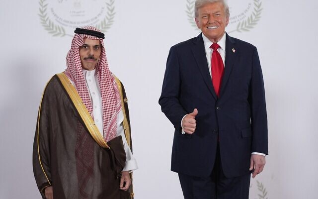 Le président américain Donald Trump, à droite, salue le ministre des Affaires étrangères saoudien, le prince Faisal bin Farhan Al Saud, lors d'un sommet sur Gaza à Charm el-Cheikh, le 13 octobre 2025. (Crédit : Evan Vucci / POOL / AFP)