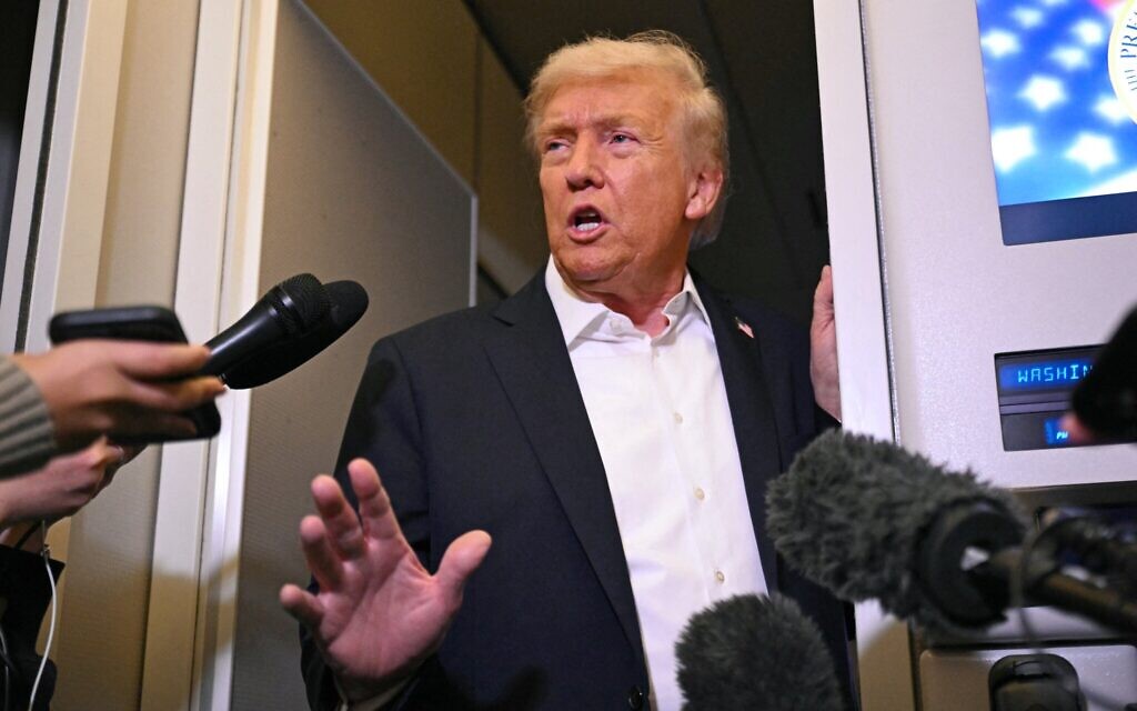 Le président américain Donald Trump s'adresse à la presse à bord d'Air Force One à Mildenhall, dans le Suffolk, le 14 octobre 2025 (Crédit : SAUL LOEB / AFP).