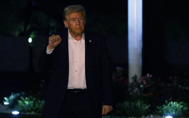 Le président américain Donald Trump lève le poing alors qu'il marche sur la pelouse sud après son atterrissage à la Maison Blanche, le 14 octobre 2025 à Washington, DC. (Crédit : Alex Wong/Getty Images/AFP)