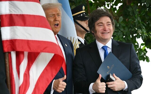 Le président américain Donald Trump accueille le président argentin Javier Milei à la Maison Blanche à Washington, DC, le 14 octobre 2025. (Crédit : ANDREW CABALLERO-REYNOLDS / AFP) Le président américain Donald Trump accueille le président argentin Javier Milei à la Maison Blanche à Washington, DC, le 14 octobre 2025. (Crédit : ANDREW CABALLERO-REYNOLDS / AFP)