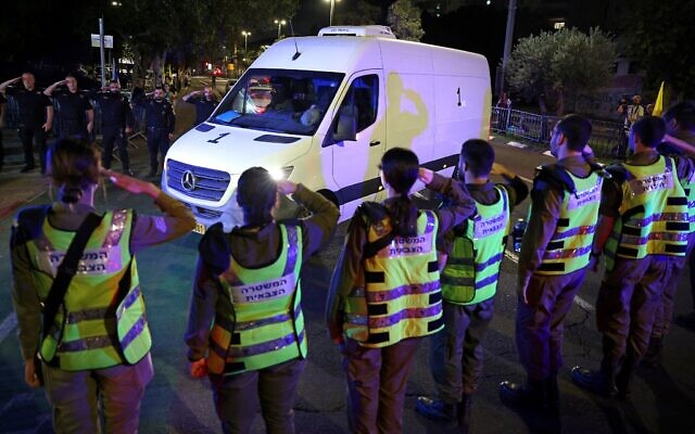 Des véhicules transportant les corps de quatre otages remis à la suite d'un accord de cessez-le-feu et de libération d'otages arrivant à l'Institut médico-légal d'Abu Kabir, à Tel Aviv, le 15 octobre 2025. (Crédit : Ahmad Gharabli/AFP) Des véhicules transportant les corps de quatre otages remis à la suite d'un accord de cessez-le-feu et de libération d'otages arrivant à l'Institut médico-légal d'Abu Kabir, à Tel Aviv, le 15 octobre 2025. (Crédit : Ahmad Gharabli/AFP)