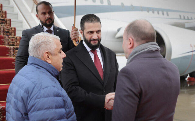 Cette photo diffusée par l'agence de presse officielle syrienne SANA montre le président intérimaire syrien Ahmed al-Sharaa (au centre) descendant d'un avion à son arrivée à Moscou, le 15 octobre 2025. (Crédit : AFP PHOTO / HANDOUT / SANA)