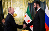 Le président russe Vladimir Poutine et le président intérimaire syrien Ahmed al-Sharaa se serrent la main lors de leur rencontre au Grand Palais du Kremlin à Moscou, le 15 octobre 2025. (Crédit : Alexander Zemlianichenko / POOL / AFP)