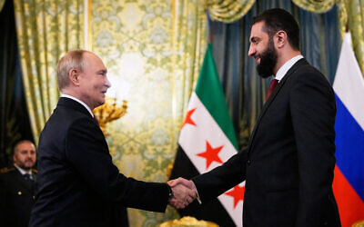 Le président russe Vladimir Poutine et le président intérimaire syrien Ahmed al-Sharaa se serrent la main lors de leur rencontre au Grand Palais du Kremlin à Moscou, le 15 octobre 2025. (Crédit : Alexander Zemlianichenko / POOL / AFP)