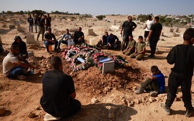 Des personnes en deuil assistent aux funérailles du sergent-major Muhammad el-Atrash, lors de ses funérailles dans son village de Sa'wa, une communauté bédouine du sud près de Beer Sheva, le 16 octobre 2025. (Crédit : Menahem KAHANA / AFP)