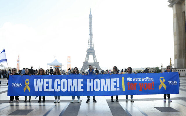 Des personnes participent à un rassemblement organisé par le CRIF en soutien aux otages israéliens et à la mémoire des victimes du 7 octobre 2023, devant le Trocadéro à Paris, le 17 octobre 2025. (Photo par ALAIN JOCARD / AFP) Des personnes participent à un rassemblement organisé par le CRIF en soutien aux otages israéliens et à la mémoire des victimes du 7 octobre 2023, devant le Trocadéro à Paris, le 17 octobre 2025. (Photo par ALAIN JOCARD / AFP)