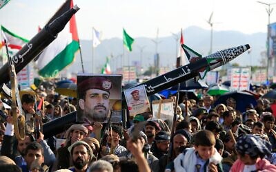 Des partisans des Houthis yéménites participent à un rassemblement condamnant Israël à Sanaa, le 17 octobre 2025. (Crédit : Mohammed HUWAIS / AFP) Des partisans des Houthis yéménites participent à un rassemblement condamnant Israël à Sanaa, le 17 octobre 2025. (Crédit : Mohammed HUWAIS / AFP)