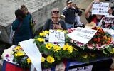 Des personnes en deuil entourent le cercueil de l'otage assassiné Bipin Joshi, avant le rapatriement de son corps au Népal, à l'aéroport Ben Gurion, le 19 octobre 2025. (Crédit : FADEL SENNA / AFP)