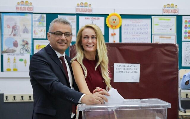 Le chef du Parti républicain turc, Tufan Erhurman, et son épouse Nilden Erhurman votent dans un bureau de vote lors de l'élection du dirigeant chypriote turc dans la République turque de Chypre du Nord autoproclamée, le 19 octobre 2025. (Crédit : Birol BEBEK / AFP) Le chef du Parti républicain turc, Tufan Erhurman, et son épouse Nilden Erhurman votent dans un bureau de vote lors de l'élection du dirigeant chypriote turc dans la République turque de Chypre du Nord autoproclamée, le 19 octobre 2025. (Crédit : Birol BEBEK / AFP)