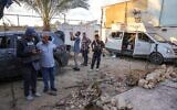 Des civils et des membres de la presse inspectant les dégâts causés par une frappe israélienne qui a visé une maison utilisée par des journalistes, dans la ville d'al-Zawayda, près de Deir al-Balah, dans le centre de la bande de Gaza, le 19 octobre 2025. (Crédit : Bashar Taleb/AFP)