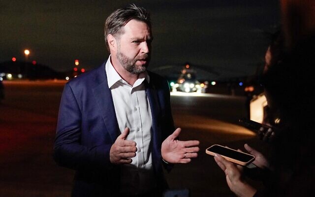 Le vice-président américain JD Vance s'adressant aux journalistes à son arrivée à la base militaire Joint Base Andrews, dans le Maryland, le 19 octobre 2025. (Crédit : Oliver Contreras/POOL/AFP) Le vice-président américain JD Vance s'adressant aux journalistes à son arrivée à la base militaire Joint Base Andrews, dans le Maryland, le 19 octobre 2025. (Crédit : Oliver Contreras/POOL/AFP)