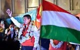 Le candidat à la présidence bolivienne du Parti chrétien-démocrate (PDC), Rodrigo Paz, prononçant un discours devant ses partisans après les résultats du second tour de l'élection présidentielle, à La Paz, le 19 octobre 2025. (Crédit : Jorge Bernal/AFP)