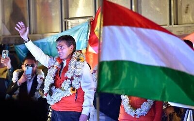 Le candidat à la présidence bolivienne du Parti chrétien-démocrate (PDC), Rodrigo Paz, prononçant un discours devant ses partisans après les résultats du second tour de l'élection présidentielle, à La Paz, le 19 octobre 2025. (Crédit : Jorge Bernal/AFP)