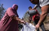 Des Palestiniens récoltant des olives, dans le village de Turmus Ayya, en Cisjordanie, à la périphérie de Ramallah, le 20 octobre 2025. (Crédit : Hazem Bader/AFP)