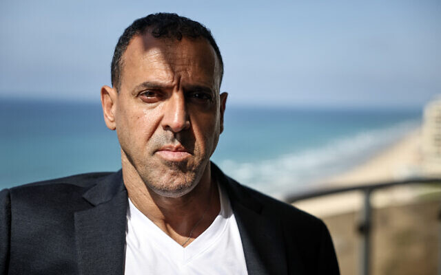 Eli Sharabi, ancien otage israélien enlevé à son domicile lors de l'attaque du Hamas contre Israël le 7 octobre 2023 et libéré en février 2025, à Herzliya, le 20 octobre 2025. (Crédit : FADEL SENNA / AFP) Eli Sharabi, ancien otage israélien enlevé à son domicile lors de l'attaque du Hamas contre Israël le 7 octobre 2023 et libéré en février 2025, à Herzliya, le 20 octobre 2025. (Crédit : FADEL SENNA / AFP)