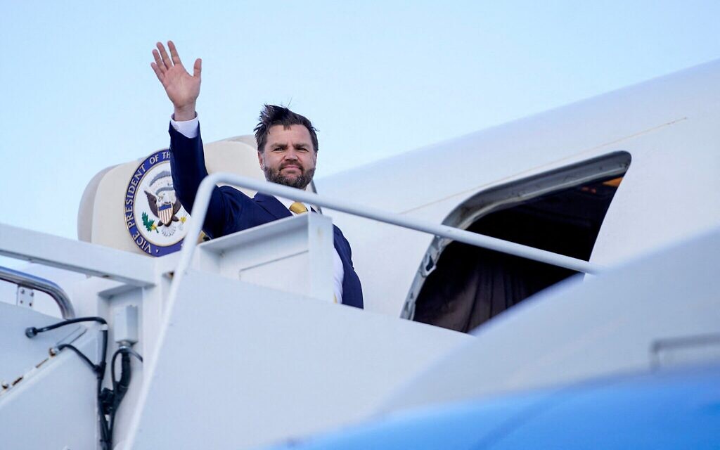 Le vice-président américain JD Vance monte à bord de l'Air Force Two à destination d'Israël à la base militaire d'Andrews, le 20 octobre 2025. (Crédit ; Nathan HOWARD / POOL / AFP) Le vice-président américain JD Vance monte à bord de l'Air Force Two à destination d'Israël à la base militaire d'Andrews, le 20 octobre 2025. (Crédit ; Nathan HOWARD / POOL / AFP)