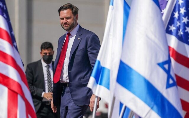 Le vice-président JD Vance arrive à l'aéroport Ben Gurion à Tel Aviv, en Israël, le 21 octobre 2025. (Crédit :POOL / GETTY IMAGES NORTH AMERICA / Getty Images via AFP) Le vice-président JD Vance arrive à l'aéroport Ben Gurion à Tel Aviv, en Israël, le 21 octobre 2025. (Crédit :POOL / GETTY IMAGES NORTH AMERICA / Getty Images via AFP)