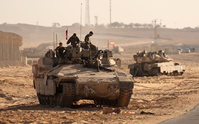 Les troupes de l’armée israélienne déployées le long de la frontière entre Israël et la bande de Gaza prenant position dans leurs véhicules blindés près de la barrière frontalière, le 21 octobre 2025. (Crédit : Jack Guez/AFP) Les troupes de l’armée israélienne déployées le long de la frontière entre Israël et la bande de Gaza prenant position dans leurs véhicules blindés près de la barrière frontalière, le 21 octobre 2025. (Crédit : Jack Guez/AFP)