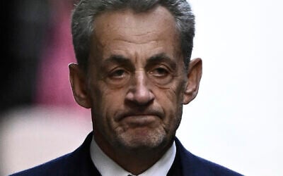 L'ancien président français Nicolas Sarkozy quitte son domicile pour se présenter à la prison de La Santé, où il purgera une peine de cinq ans de prison. Il a été reconnu coupable d'association de malfaiteurs en lien avec un projet de financement de la campagne électorale de 2007 de l'ancien dictateur libyen Mouammar Kadhafi, le 21 octobre 2025 à Paris.
Nicolas Sarkozy, qui a enchaîné les démêlés judiciaires depuis sa défaite à la réélection en 2012, sera incarcéré le 21 octobre 2025 pour un projet visant à obtenir des fonds libyens pour sa campagne présidentielle victorieuse de 2007. Il devient ainsi le premier ancien dirigeant d'un pays de l'Union européenne à purger une peine de prison. L'ancien dirigeant d'extrême droite français a fait appel du verdict et a dénoncé une « injustice ». (JULIEN DE ROSA / AFP) L'ancien président français Nicolas Sarkozy quitte son domicile pour se présenter à la prison de La Santé, où il purgera une peine de cinq ans de prison. Il a été reconnu coupable d'association de malfaiteurs en lien avec un projet de financement de la campagne électorale de 2007 de l'ancien dictateur libyen Mouammar Kadhafi, le 21 octobre 2025 à Paris.
Nicolas Sarkozy, qui a enchaîné les démêlés judiciaires depuis sa défaite à la réélection en 2012, sera incarcéré le 21 octobre 2025 pour un projet visant à obtenir des fonds libyens pour sa campagne présidentielle victorieuse de 2007. Il devient ainsi le premier ancien dirigeant d'un pays de l'Union européenne à purger une peine de prison. L'ancien dirigeant d'extrême droite français a fait appel du verdict et a dénoncé une « injustice ». (JULIEN DE ROSA / AFP)