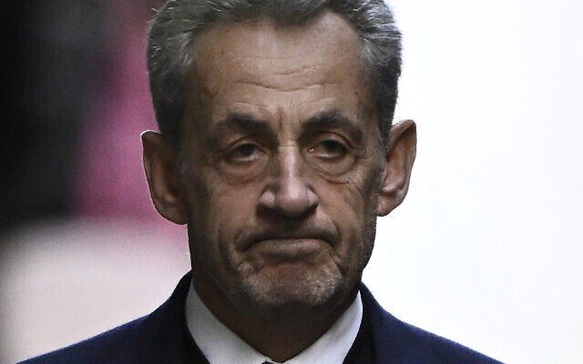 L'ancien président français Nicolas Sarkozy quitte son domicile pour se présenter à la prison de La Santé, où il purgera une peine de cinq ans de prison. Il a été reconnu coupable d'association de malfaiteurs en lien avec un projet de financement de la campagne électorale de 2007 de l'ancien dictateur libyen Mouammar Kadhafi, le 21 octobre 2025 à Paris.
Nicolas Sarkozy, qui a enchaîné les démêlés judiciaires depuis sa défaite à la réélection en 2012, sera incarcéré le 21 octobre 2025 pour un projet visant à obtenir des fonds libyens pour sa campagne présidentielle victorieuse de 2007. Il devient ainsi le premier ancien dirigeant d'un pays de l'Union européenne à purger une peine de prison. L'ancien dirigeant d'extrême droite français a fait appel du verdict et a dénoncé une « injustice ». (JULIEN DE ROSA / AFP) L'ancien président français Nicolas Sarkozy quitte son domicile pour se présenter à la prison de La Santé, où il purgera une peine de cinq ans de prison. Il a été reconnu coupable d'association de malfaiteurs en lien avec un projet de financement de la campagne électorale de 2007 de l'ancien dictateur libyen Mouammar Kadhafi, le 21 octobre 2025 à Paris.
Nicolas Sarkozy, qui a enchaîné les démêlés judiciaires depuis sa défaite à la réélection en 2012, sera incarcéré le 21 octobre 2025 pour un projet visant à obtenir des fonds libyens pour sa campagne présidentielle victorieuse de 2007. Il devient ainsi le premier ancien dirigeant d'un pays de l'Union européenne à purger une peine de prison. L'ancien dirigeant d'extrême droite français a fait appel du verdict et a dénoncé une « injustice ». (JULIEN DE ROSA / AFP)