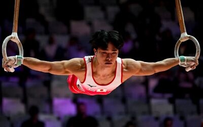 Le Japonais Shinnosuke Oka concourant aux anneaux lors de la finale du concours général masculin des 53ᵉ Championnats du monde de gymnastique artistique de la FIG, à Jakarta, en Indonésie, le 22 octobre 2025. (Crédit : Bay Ismoyo/AFP)
