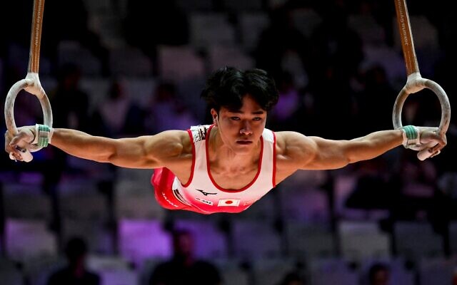 Le Japonais Shinnosuke Oka concourant aux anneaux lors de la finale du concours général masculin des 53ᵉ Championnats du monde de gymnastique artistique de la FIG, à Jakarta, en Indonésie, le 22 octobre 2025. (Crédit : Bay Ismoyo/AFP)