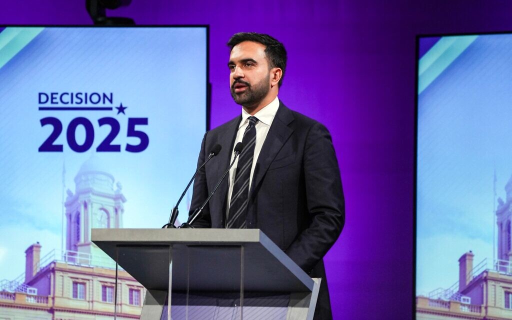 Le candidat démocrate Zohran Mamdani participant au 2ᵉ débat pour la mairie de New York avec le candidat indépendant et ancien gouverneur de New York Andrew Cuomo et le candidat républicain Curtis Sliwa, au LaGuardia Community College, à Long Island City, dans le Queens, à New York, le 22 octobre 2025. (Crédit : Hiroko Masuike/Pool/AFP)