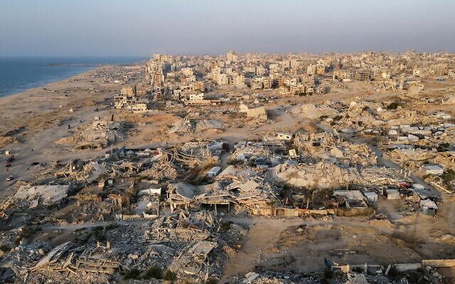 Cette photo aérienne montre des bâtiments détruits dans le quartier d'Al-Remal à Gaza le 23 octobre 2025. (Crédit : AFP) Cette photo aérienne montre des bâtiments détruits dans le quartier d'Al-Remal à Gaza le 23 octobre 2025. (Crédit : AFP)