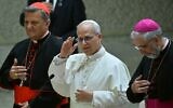 Le pape Léon XIV donne sa bénédiction, aux côtés du cardinal Mario Grech (à gauche) et de l'évêque Luis Marin de San Martin (à droite), après avoir participé au Synode des équipes et des organes participatifs dans la salle Paul VI au Vatican, le 24 octobre 2025. (Crédit : Filippo MONTEFORTE / AFP)