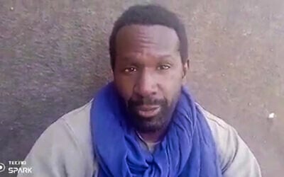 Le journaliste français Olivier Dubois, retenu en otage par l'organisation djihadiste JNIM au Mali depuis le 8 avril 2021, délivrant un message à ses proches et au gouvernement français. (Capture d'écran:AFP/Source inconnue) Le journaliste français Olivier Dubois, retenu en otage par l'organisation djihadiste JNIM au Mali depuis le 8 avril 2021, délivrant un message à ses proches et au gouvernement français. (Capture d'écran:AFP/Source inconnue)