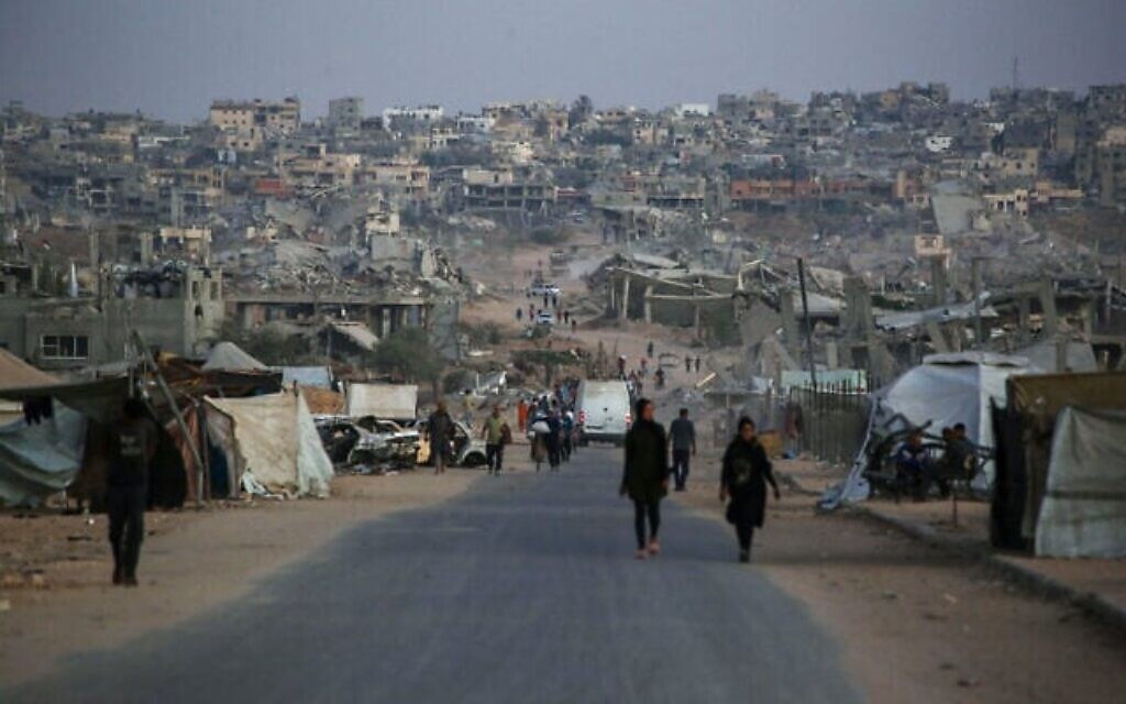 Des Palestiniens marchent sur une route, le long de bâtiments détruits à Khan Younès, dans le sud de la bande de Gaza, le 25 octobre 2025 (Bashar TALEB / AFP) Des Palestiniens marchent sur une route, le long de bâtiments détruits à Khan Younès, dans le sud de la bande de Gaza, le 25 octobre 2025 (Bashar TALEB / AFP)