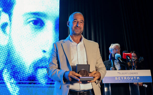 Le journaliste de l'AFP Adel Zaanoun reçoit un prix spécial du comité du Prix Albert Londres lors d'une cérémonie à Beyrouth le 25 octobre 2025, en tant que représentant des journalistes à Gaza, en reconnaissance du « travail essentiel de tous les reporters présents sur le terrain ». (Photo par Anwar AMRO / AFP) Le journaliste de l'AFP Adel Zaanoun reçoit un prix spécial du comité du Prix Albert Londres lors d'une cérémonie à Beyrouth le 25 octobre 2025, en tant que représentant des journalistes à Gaza, en reconnaissance du « travail essentiel de tous les reporters présents sur le terrain ». (Photo par Anwar AMRO / AFP)