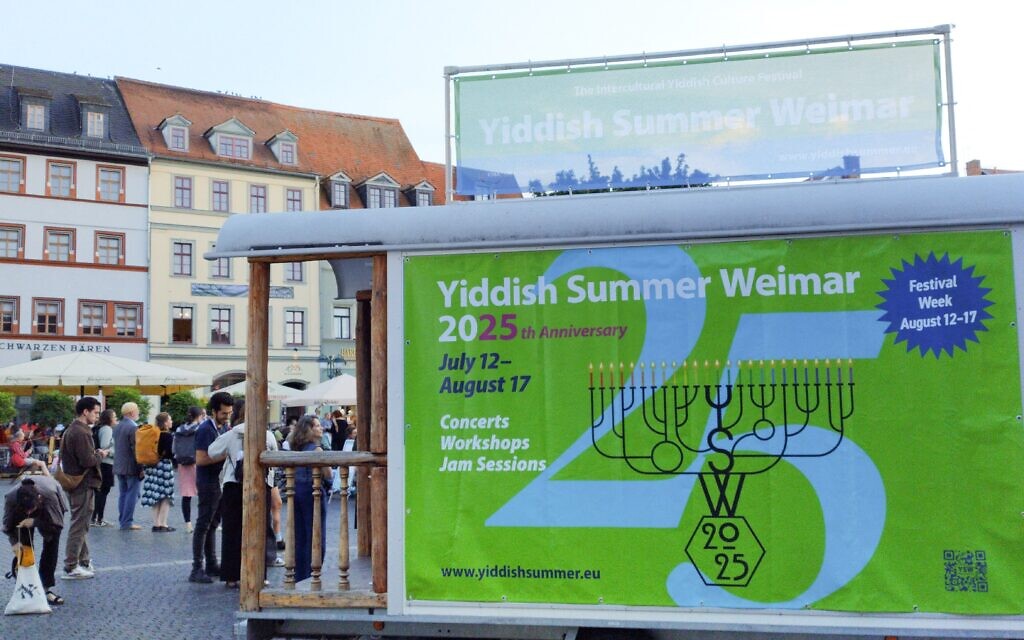 Une affiche annonce le festival Yiddish Summer Weimar sur la place du marché de Weimar, dans l'est de l'Allemagne, le 17 août 2025. (Crédit : Jastinder KHERA / AFP) Une affiche annonce le festival Yiddish Summer Weimar sur la place du marché de Weimar, dans l'est de l'Allemagne, le 17 août 2025. (Crédit : Jastinder KHERA / AFP)