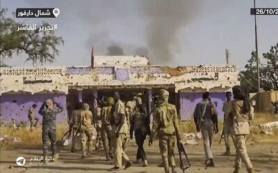 Des combattants des Forces de soutien rapide (RSF) brandissant des armes et célébrant dans les rues d'el-Fasher, dans la région soudanaise du Darfour, dans une capture d'écran d'une vidéo publiée sur Telegram, le 26 octobre 2025. (Crédit : AFP)