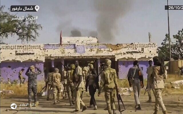 Des combattants des Forces de soutien rapide (RSF) brandissant des armes et célébrant dans les rues d'el-Fasher, dans la région soudanaise du Darfour, dans une capture d'écran d'une vidéo publiée sur Telegram, le 26 octobre 2025. (Crédit : AFP)