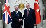 Le président turc Recep Tayyip Erdogan (à droite) serrant la main du Premier ministre britannique Keir Starmer (à gauche) lors d'une réunion au complexe présidentiel d'Ankara, le 27 octobre 2025. (Crédit : SERVICE DE PRESSE DE LA PRÉSIDENCE TURQUE / AFP)