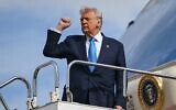 Le président américain Donald Trump montant à bord de l'Air Force One avant de se rendre en Corée du Sud, à l'aéroport Haneda de Tokyo, le 29 octobre 2025. (Crédit : Andrew Caballero-Reynolds/AFP)