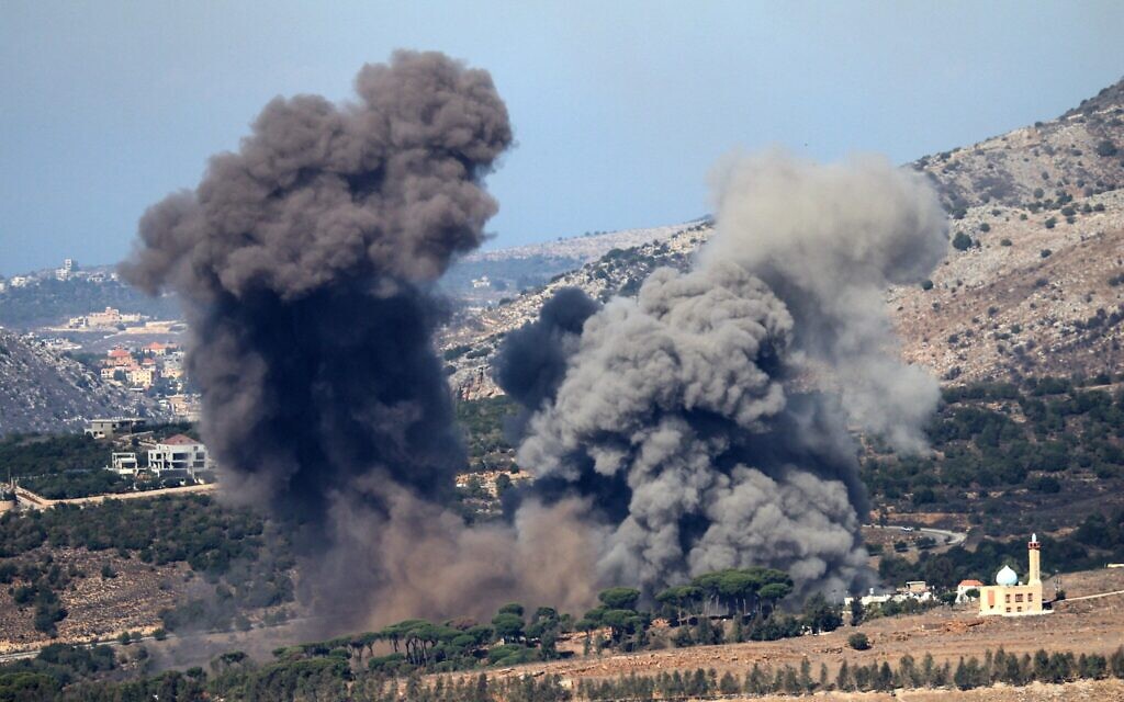 De la fumée s'élève à la suite d'une frappe aérienne israélienne à la périphérie du village de Jarmaq, dans le sud du Liban, le 30 octobre 2025. (Crédit : Rabih DAHER / AFP)