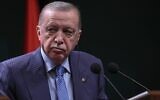 Illustration : Le président turc Recep Tayyip Erdogan (à droite) participant à une conférence de presse conjointe avec la chancelière allemande, au complexe présidentiel d'Ankara, le 30 octobre 2025. (Crédit : Adem Altan/AFP)