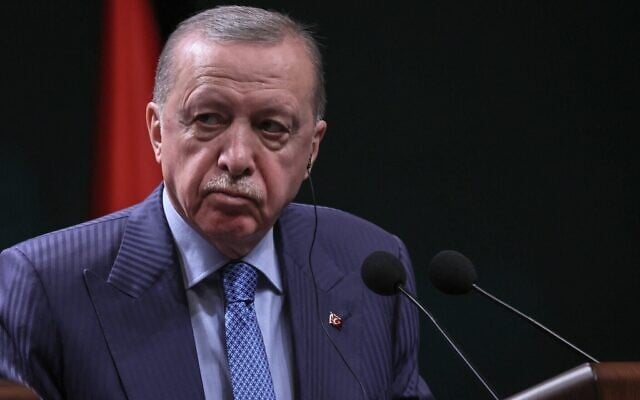 Illustration : Le président turc Recep Tayyip Erdogan (à droite) participant à une conférence de presse conjointe avec la chancelière allemande, au complexe présidentiel d'Ankara, le 30 octobre 2025. (Crédit : Adem Altan/AFP)