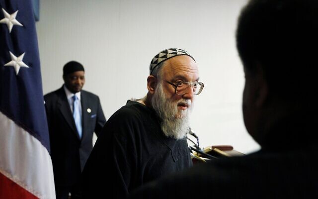 Le rabbin Arthur Waskow, du Shalom Center de Philadelphie, quitte le podium du National Press Club à Washington, le 17 août 2010. (Crédit : AP Photo/Charles Dharapak)