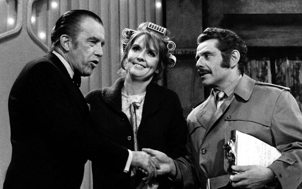Jerry Stiller et Anne Meara avec l'animateur Ed Sullivan, à gauche, le 29 mai 1970. (Crédit : AP Photo/Archives)