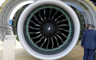 Illustration : Des visiteurs s'intéressent à un moteur d'avion fabriqué par Pratt & Whitney, lors du salon aéronautique de Farnborough, à Farnborough, en Angleterre, le 18 juillet 2022. (Crédit : AP Photo/Frank Augstein)