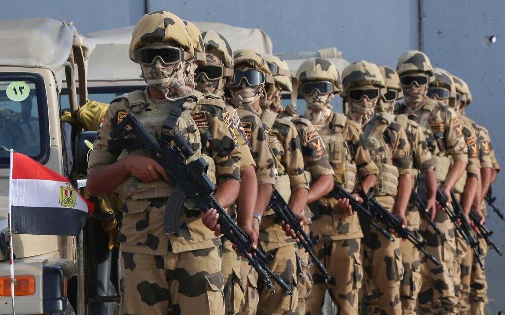 Des militaires égyptiens montent la garde au poste-frontière de Rafah entre l'Égypte et la bande de Gaza, à Rafah, en Égypte, le 31 octobre 2023. (Crédit : AP/Mohammed Asad)