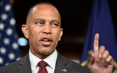 Le chef de file de la minorité à la Chambre des représentants, Hakeem Jeffries, s'exprime lors de sa conférence de presse hebdomadaire au Capitole, le 11 juillet 2024 à Washington. (Crédit : AP Photo/John McDonnell) Le chef de file de la minorité à la Chambre des représentants, Hakeem Jeffries, s'exprime lors de sa conférence de presse hebdomadaire au Capitole, le 11 juillet 2024 à Washington. (Crédit : AP Photo/John McDonnell)