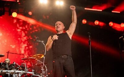 David Draiman, du groupe Disturbed, sur scène au Highland Festival Grounds de Louisville, dans le Kentucky, le 28 septembre 2024. (Crédit : Amy Harris/Invision/AP) David Draiman, du groupe Disturbed, sur scène au Highland Festival Grounds de Louisville, dans le Kentucky, le 28 septembre 2024. (Crédit : Amy Harris/Invision/AP)