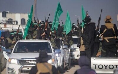 Une foule accueillant des terroristes du Jihad islamique palestinien et du Hamas à leur arrivée pour la remise d’otages à la Croix-Rouge, à Khan Younès, dans le sud de la bande de Gaza, le 30 janvier 2025. (Crédit : Jehad Alshrafi/AP) Une foule accueillant des terroristes du Jihad islamique palestinien et du Hamas à leur arrivée pour la remise d’otages à la Croix-Rouge, à Khan Younès, dans le sud de la bande de Gaza, le 30 janvier 2025. (Crédit : Jehad Alshrafi/AP)
