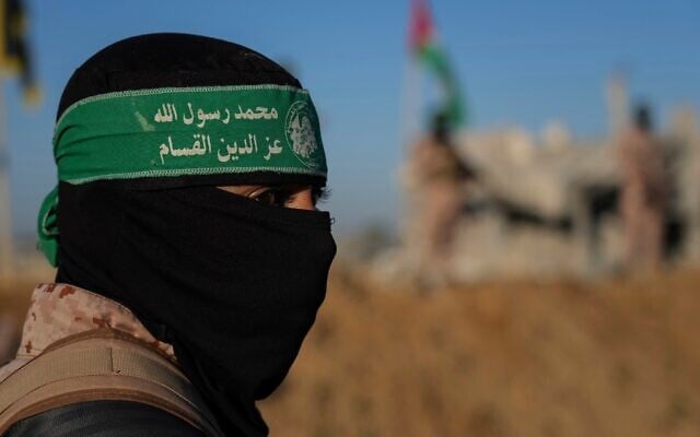Un terroriste du Hamas en position avant la libération d'otages à Khan Younès, dans la bande de Gaza, le 15 février 2025. (Crédit : Abdel Kareem Hana/AP Photo) Un terroriste du Hamas en position avant la libération d'otages à Khan Younès, dans la bande de Gaza, le 15 février 2025. (Crédit : Abdel Kareem Hana/AP Photo)